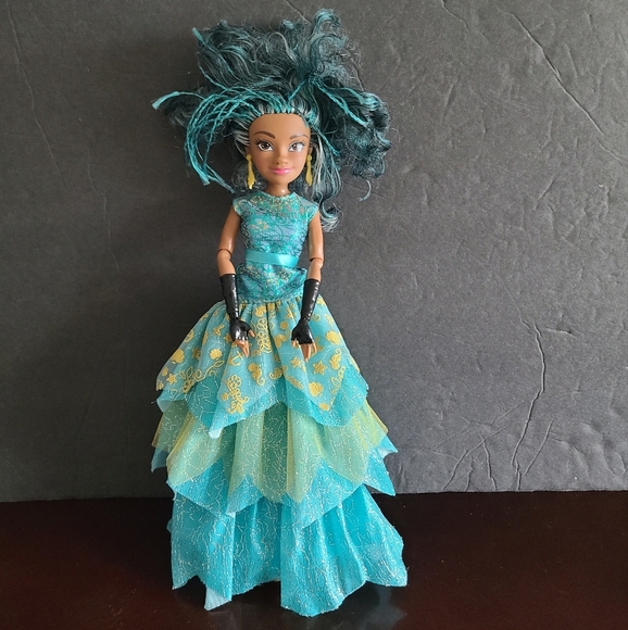Disney Hasbro Descedants 2 Isle Of The Lost Royal Yacht Ball Uma Doll - Picture 1 of 6